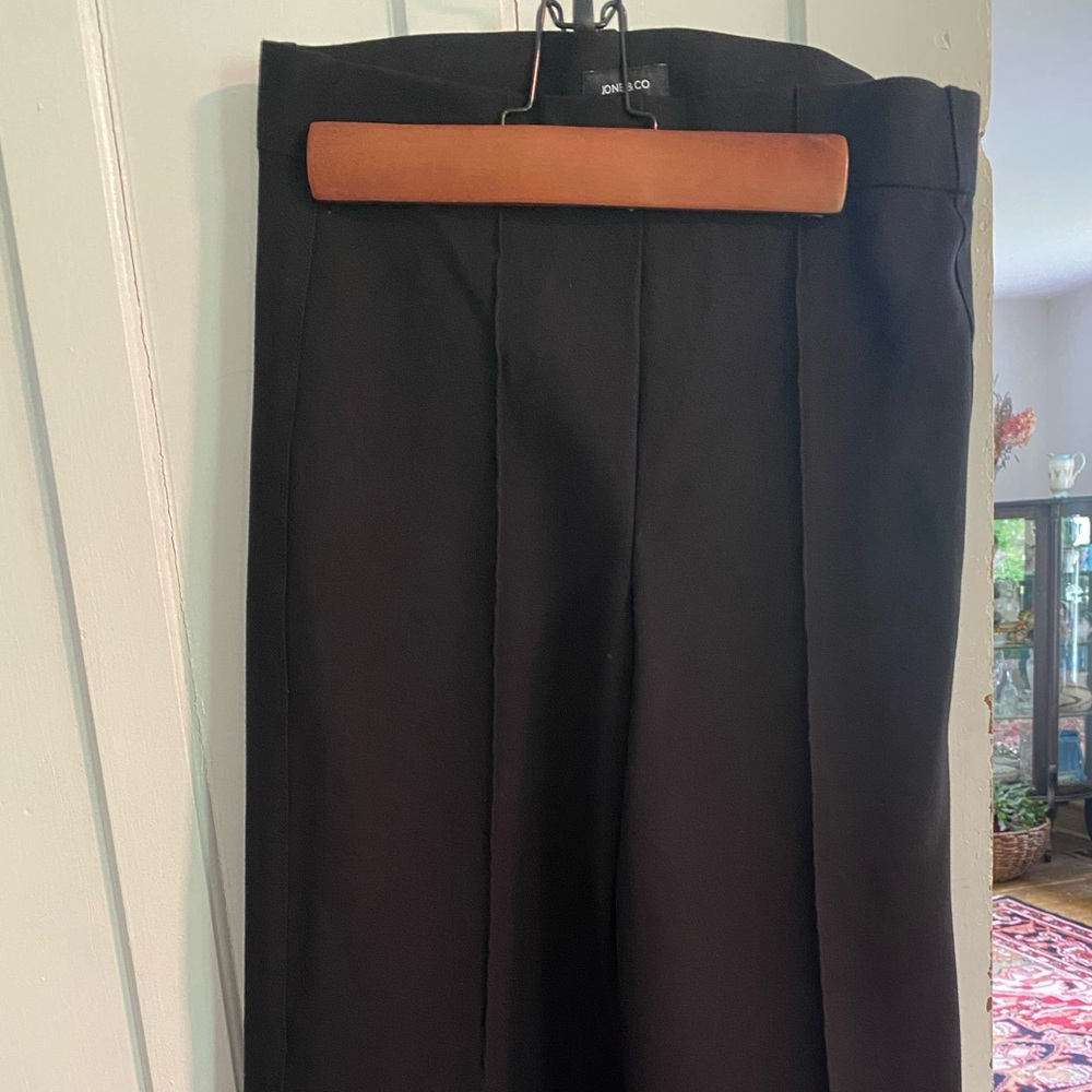 Jones’s and Co. black stretch pull on trousers, worn once
